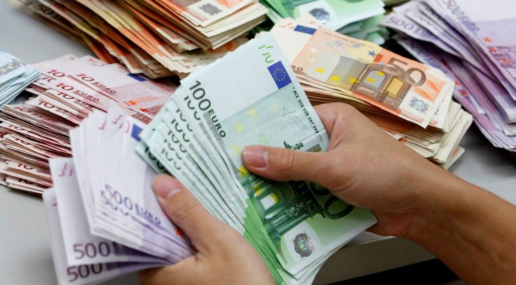 Euro e nis javen me renie, shenon vleren me te ulet ndonjehere